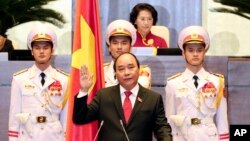 Ông Nguyễn Xuân Phúc tuyên thệ nhậm chức thủ tướng tại Hà Nội, Việt Nam, ngày 7/4/2016. 