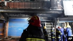 Bên ngoài tòa nhà bị cháy ở thành phố Xinyu, tỉnh Giang Tây, Trung Quốc; 24/1/2024 (Zhou Mi, Xinhua via AP).