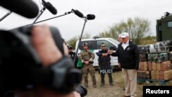 صدر ٹرمپ جمعرات کو میکسیکو کی سرحد کے دورے کے دوران صحافیوں سے گفتگو کر رہے ہیں۔