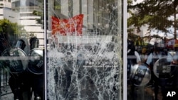 Tấm cửa kính ở Hội đồng Lập pháp Hong Kong bị đâm nứt