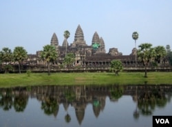 Hàng cây thốt nốt đứng soi bóng bên hồ nơi khu đền đài Angkor; cây thốt nốt được xem như biểu tượng của xứ Chùa Tháp. [tư liệu Ngô Thế Vinh]