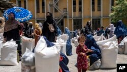 افغانستان میں امدادی خوراک کی تقسیم۔ فائل فوٹو