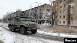 Một xe quân sự trong thị trấn Avdiivka, Ukraine.