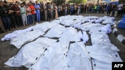  وسطی غزہ کی پٹی میں اسرائیلی بمباری میں ہلاک ہونے والوں کی نماز جنازہ پر فلسطینیوں کا اجتماع، فوٹو اےایف پی 6 نومبر 2023 
