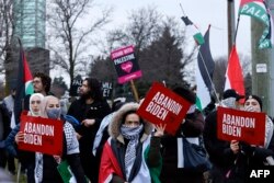 صدر بائیڈن نے یکم فروری کو مشنی گن کے یونائیٹڈ آٹو ورکرز کے ایک اجتماع سے نیشنل ٹریننگ سینٹر میں خطاب کیا۔ اس موقع پر سینٹر سے باہر فلسطینیوں کی حمایت میں مظاہرہ کیا گیا۔