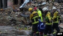 Nhân viên cứu hộ Ukraine đưa một thi thể ra khỏi một tòa nhà bị phá hủy trong cuộc tấn công tên lửa của Nga vào trung tâm Mykolaiv hôm 20/7 năm 2023