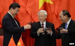 Trong quan hệ phức tạp giữa hai đảng Cộng sản láng giềng Việt Nam – Trung Quốc, tân thủ tướng Nguyễn Xuân Phúc lại được kỳ vọng phải đưa chính quyền về lại với nguyên tắc lãnh đạo đồng thuận của đảng Cộng sản.