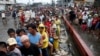 Nạn nhân bão Philippines xếp hàng chờ lãnh gạo tại thành phố Tacloban.