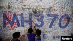 Trẻ em viết các thông điệp về hy vọng đối với những hành khách đã mất tích, cùng chuyến bay MH370 của hãng hàng không Malaysia Airlines, ở sân bay quốc tế Kuala Lumpur hôm 14/6/2014. Netflix đang trình chiếu bộ phim tài liệu về sự mất tích bí ẩn này.