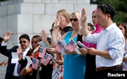 واشنگٹن میں نئے امریکی شہری حلف اٹھارہے ہیں، فائل فوٹو