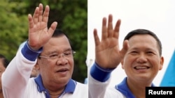 Ảnh phối hợp Thủ tướng Campuchia Hun Sen và con trai Hun Manet vận động tranh cử tại Phnom Penh.
