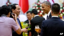 Tổng thống Mỹ Barack Obama và Chủ tịch nước Việt Nam Trần Đại Quang trong buổi tiệc trưa tại Trung tâm hội nghị quốc tế ở Hà Nội, ngày 23/5/2016.