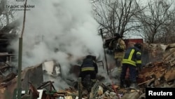 Nhân viên cứu hỏa làm việc tại hiện trường nơi những ngôi nhà bị hư hại do cuộc tấn công bằng máy bay không người lái của Nga, ở vùng Zaporizhzhia, Ukraine, ngày 18 tháng 11 năm 2023. (Ảnh: Ban báo chí của Cơ quan Dịch vụ Khẩn cấp Nhà nước Ukraine ở vùng Zaporizhzhia)