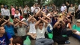 Người dân tọa kháng trước UBND TP Hà Nội. 