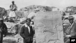 ٹی ای لارنس 1913 میں شام میں آثار قدیمہ کا جائزہ لیتے ہوئے۔فائل فوٹو۔