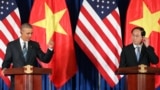 Chủ tịch nước Việt Nam Trần Đại Quang (phải) và Tổng thống Hoa Kỳ Barack Obama (trái) phát biểu trong một cuộc họp báo tại Trung tâm Hội nghị Quốc tế ở Hà Nội, ngày 23 tháng 5 năm 2016.