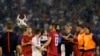 Máy bay kéo biểu ngữ dân tộc vào SVĐ khiến trận đấu Albania-Serbia bị hủy
