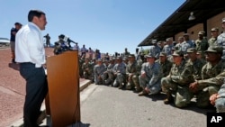 ریاست ایریزونا کے گورنر ڈگ ڈوسی میکسیکو سرحد پر تعیناتی کے لیے جانے والے نیشنل گارڈ اہلکاروں سے خطاب کر رہے ہیں۔