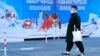 رواں برس ٹوکیو میں منعقد ہونے والے اولمپکس کے دوران زیادہ تر خالی اسٹیڈیم دیکھنے میں آئے تھے البتہ بیجنگ میں منعقد ہونے والے سرمائی اولمپکس کے دوران چین سے تعلق رکھنے والے تماشائیوں کو داخلے کی اجازت دی جا سکتی ہے۔