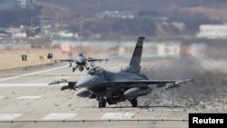 Một chiếc chiến đấu cơ F-16 của Mỹ.