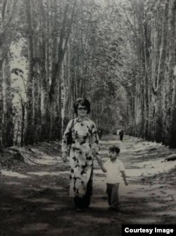 Nguyễn Thanh Việt và mẹ tại đồn điền cao su Ban Mê Thuột năm 1973. (Hình: Nguyễn Thanh Việt cung cấp cho Người Việt)