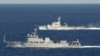 Ảnh của Hãng thống tấn Kyodo: Tàu hải giám Trung Quốc Haijian 51 (trước) và tàu tuần duyên của Nhật gần nhóm đảo tranh chấp Senkaku / Ðiếu Ngư Ðài, ngày 14/9/2012 