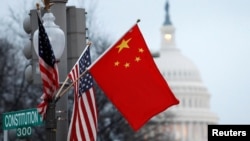 Quốc kỳ Trung Quốc và quốc kỳ Hoa Kỳ ở thủ đô Washington.