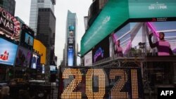 نیو یارک میں ٹائمز سکوائر پر اگلے سال کو خوش آمدید کرنے کا ایک منظر