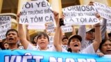  Người biểu tình xuống đường tại Hà Nội với biểu ngữ phản đối công ty Đài Loan Formosa Plastics huỷ hoại môi trường biển gây ra vụ cá chết hàng loạt tại tỉnh miền Trung, ngày 1/5/2016. 