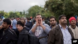 Một người đàn ông la lớn trong khi mọi người chờ đợi để vào Croatia từ Serbia, ngày 25/9/2015.