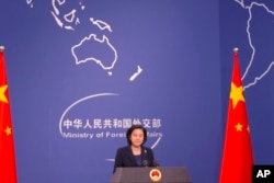 Phát Ngôn viên Bộ Ngoại giao Trung Quốc Hoa Xuân Oánh không bình luận về lý do khiến Hà Nội muốn dỡ bỏ lệnh cấm vận vũ khí.