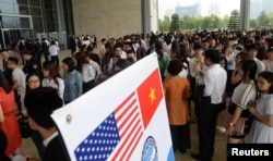 Người dân ở Hà Nội xếp hàng bên ngoài Trung tâm Hội nghị Quốc gia để vào nghe Tổng thống Obama đọc diễn văn.