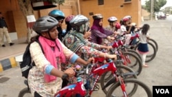 لیاری میں لڑکیاں اور خواتین سائیکل چلانا سیکھ رہی ہیں۔ 