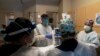 Đội ngũ bác sỹ, y tá đang chuẩn bị chữa trị cho bệnh nhân Covid-19 tại Bệnh viện Holy Cross ở Los Angeles, California