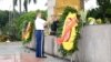 Tùy viên quân sự Mỹ viếng đài tưởng niệm liệt sĩ cộng sản Việt Nam
