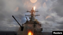 Tàu khu trục USS Mustin bắn tên lửa trong một cuộc diễn tập ở Thái Bình Dương.