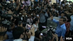 Thủ tướng Hun Sen và phu nhân tại một phòng phiếu.