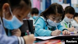 فلپائن کے صدر روڈریگو دوتیرتے نے گزشتہ ماہ کہا تھا کہ اگر طلبہ کا تعلیمی سال ضائع بھی ہو تو بھی انہیں اس وبا سے بچنے کے لیے اسکول نہیں جانا چاہیے۔ (فائل فوٹو)