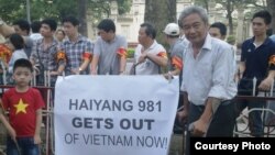 Đông đảo nhân viên nhà nước ngăn cản người biểu tình phản đối Trung Quốc hồi hè 2014