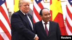 Tổng thống Trump đã chào bán "máy bay, tên lửa" khi tới Hà Nội cuối năm ngoái.