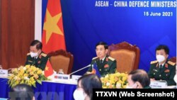 Bộ trưởng Quốc phòng Việt Nam, Thượng tướng Phan Văn Giang, cùng các quan chức phía Việt Nam dự cuộc họp với các bộ trưởng Quốc phòng ASEAN và Trung Quốc qua hình thức trực tuyến từ Brunei hôm 15/6.