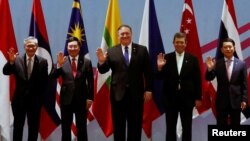 Bộ trưởng Ngoại giao Mỹ Mike Pompeo (giữa) dự một hội nghị bộ trưởng ngoại giao ASEAN-Mỹ ở Singapore, ngày 3 tháng 8, 2018.