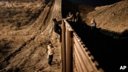 ہینڈورس کے تارکین وطن سین ڈیاگو کے علاقے میں سرحدی دیوار پھلانگ کر امریکہ میں غیر قانونی طور پر داخل ہو رہے ہیں۔ 25 دسمبر 2018