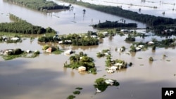 Những ngôi nhà bị chìm trong biển nước trong trận lụt hồi tháng 10/2011 ở tỉnh Long An.