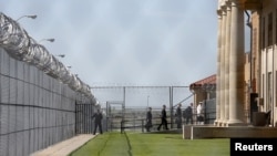 In pushing criminal justice reform, U.S. President Barack Obama (not shown) and aides visit El Reno Federal Correctional Institution in Oklahoma, July 16, 2015. Some nonviolent drug offenders are getting early release from U.S. prisons, and some are being