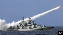 Ảnh tư liệu: Tàu chiến Trung Quốc bắn tên lửa trong một cuộc tập trận ngoài khơi Biển Đông.