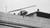 Một máy bay của Thủy Quân Lục chiến Mỹ cất cánh từ nóc Tòa Đại sứ Hoa Kỳ tại Sài Gòn, Việt Nam, ngày 30/4/1975. (AP Photo/Phu)