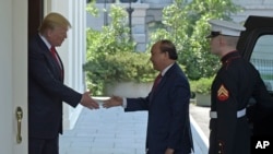 Thủ tướng Việt Nam Nguyễn Xuân Phúc được Tổng thống Donald Trump tiếp đón tại Nhà Trắng trong chuyến thăm Mỹ hồi tháng 5/2017.