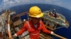 Hoạt động trên giàn thăm dò của Rosneft Vietnam tại mỏ khí Lan Tây ở Biển Đông.