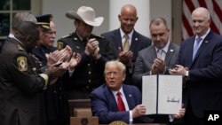Tổng thống Donald Trump ký lệnh cải tổ ngành cảnh sát tại Vườn Hồng Tòa Bạch Ốc ngày 16/6/2020.